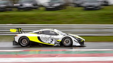 Yarış arabasının bir pisti turlarken ki görüntüsü..