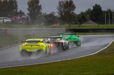 Yarış arabasının bir pisti turlarken ki görüntüsü..