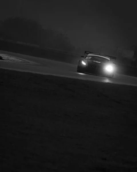 サーキットを走るレーシングカーのショット — ストック写真