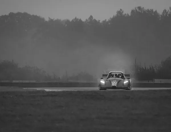 サーキットを走るレーシングカーのショット — ストック写真