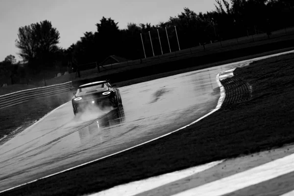 Uno Scatto Una Macchina Corsa Mentre Percorre Una Pista — Foto Stock