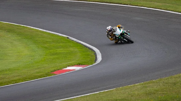 Una Toma Panorámica Una Moto Carreras Mientras Circula Una Pista —  Fotos de Stock