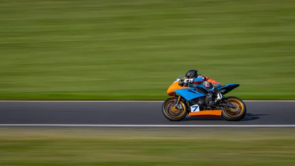 Panorering Skott Racing Motorcykel Som Det Kretsar Ett Spår — Stockfoto