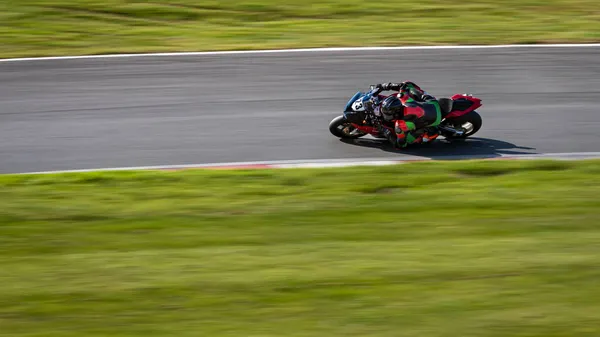 Tiro Panning Uma Moto Corrida Como Ele Circuitos Uma Pista — Fotografia de Stock