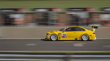 Yarış arabasının bir pisti turlarken ki görüntüsü..