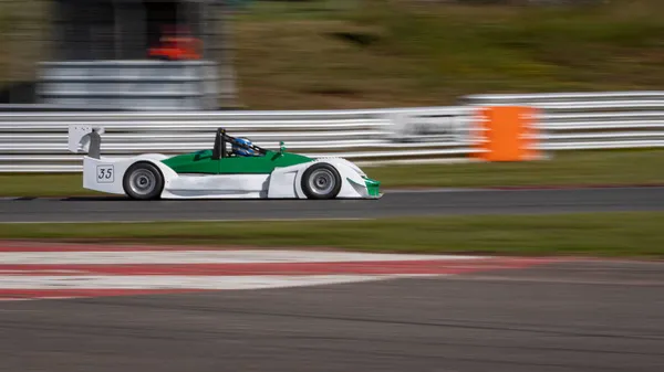 Panorering Skott Racerbil Som Det Kretsar Ett Spår — Stockfoto