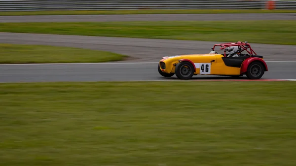 Tiro Panning Carro Corrida Como Ele Circuitos Uma Pista — Fotografia de Stock