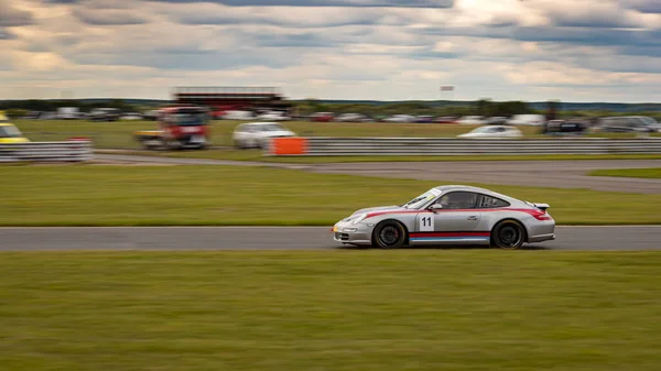 Tiro Panning Carro Corrida Como Ele Circuitos Uma Pista — Fotografia de Stock