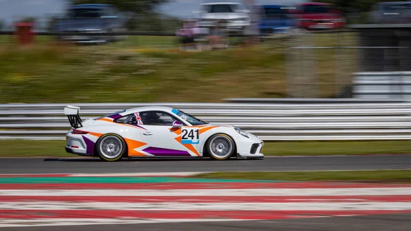 Tiro Panning Carro Corrida Como Ele Circuitos Uma Pista — Fotografia de Stock