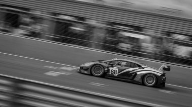 Yarış arabasının bir pisti turlarken ki görüntüsü..