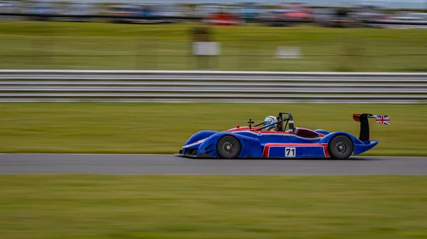 Tiro Panning Carro Corrida Como Ele Circuitos Uma Pista — Fotografia de Stock