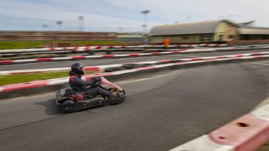 Yarış kartının pisti turlarken çekilen görüntüsü..
