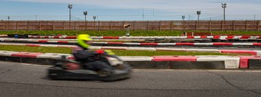 Yarış kartının pisti turlarken çekilen görüntüsü..