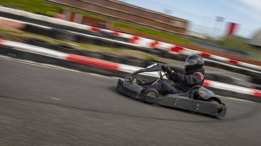 Yarış kartının pisti turlarken çekilen görüntüsü..