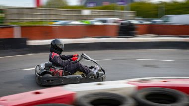 Yarış kartının pisti turlarken çekilen görüntüsü..