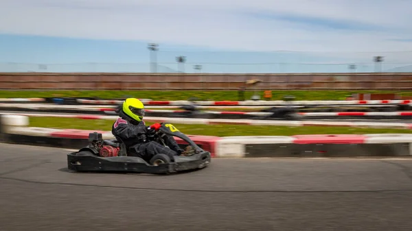 Una Toma Panorámica Kart Carreras Mientras Circula Una Pista —  Fotos de Stock