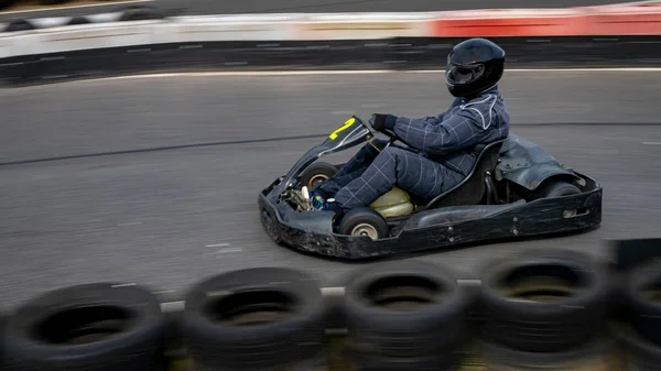 Una Toma Panorámica Kart Carreras Mientras Circula Una Pista — Foto de Stock