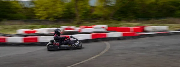 Una Panoramica Kart Corsa Mentre Percorre Una Pista — Foto Stock