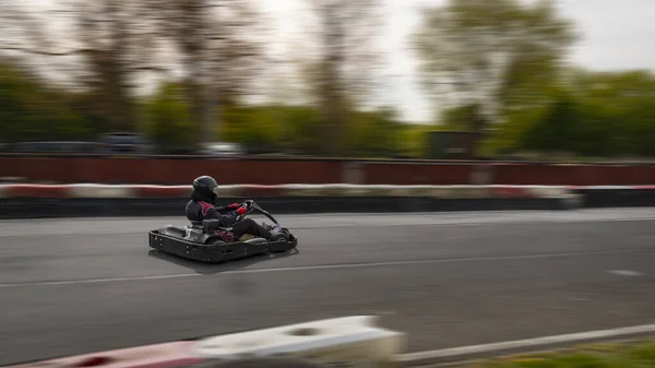 Cliché Panoramique Kart Course Alors Circule Sur Une Piste — Photo