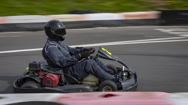 Μια Panning Shot Ενός Αγωνιστικού Καρτ Όπως Κύκλωμα Ενός Κομματιού — Φωτογραφία Αρχείου