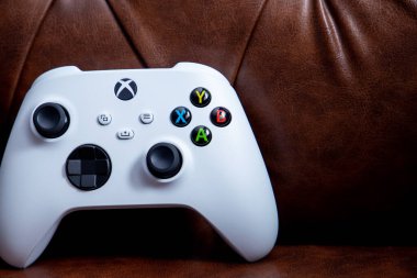 Sao Paulo, Brezilya - 03, 2022: Yeni oyun konsolu Xbox serisi S. Sırtında televizyon olan.