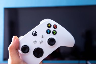 Sao Paulo, Brezilya - 03, 2022: Yeni oyun konsolu Xbox serisi S. Sırtında televizyon olan.