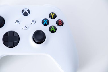 Sao Paulo, Brezilya - 03, 2022: Yeni oyun konsolu Xbox serisi S. Sırtında televizyon olan.