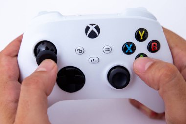 Sao Paulo, Brezilya - 03, 2022: Yeni oyun konsolu Xbox serisi S. Sırtında televizyon olan.