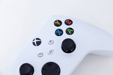 Sao Paulo, Brezilya - 03, 2022: Yeni oyun konsolu Xbox serisi S. Sırtında televizyon olan.