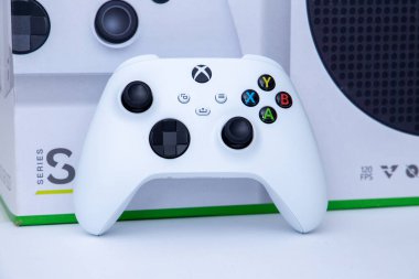 Sao Paulo, Brezilya - 03, 2022: Yeni oyun konsolu Xbox serisi S. Sırtında televizyon olan.