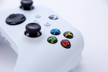 Sao Paulo, Brezilya - 03, 2022: Yeni oyun konsolu Xbox serisi S. Sırtında televizyon olan.