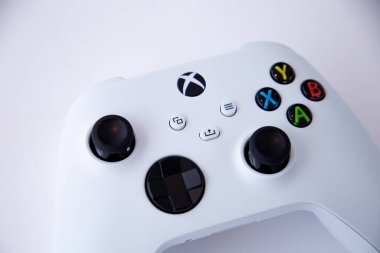 Sao Paulo, Brezilya - 03, 2022: Yeni oyun konsolu Xbox serisi S. Sırtında televizyon olan.