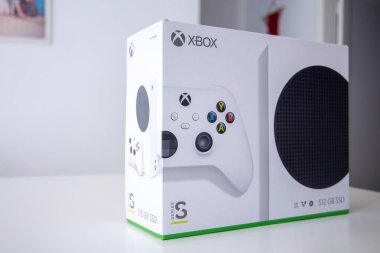 Sao Paulo, Brezilya - 03, 2022: Yeni oyun konsolu Xbox serisi S. Sırtında televizyon olan.