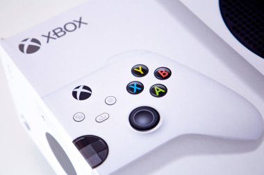 Sao Paulo, Brezilya - 03, 2022: Yeni oyun konsolu Xbox serisi S. Sırtında televizyon olan.