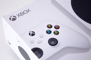 Sao Paulo, Brezilya - 03, 2022: Yeni oyun konsolu Xbox serisi S. Sırtında televizyon olan.