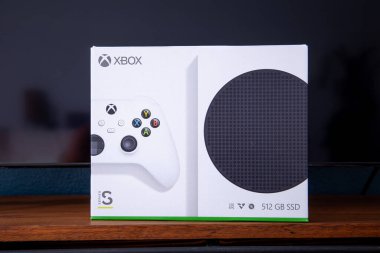 Sao Paulo, Brezilya - 03, 2022: Yeni oyun konsolu Xbox serisi S. Sırtında televizyon olan.