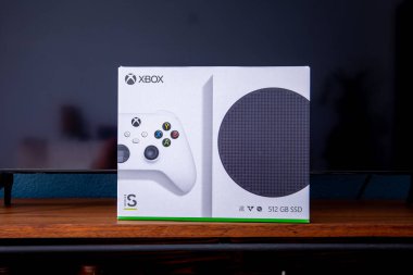 Sao Paulo, Brezilya - 03, 2022: Yeni oyun konsolu Xbox serisi S. Sırtında televizyon olan.