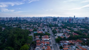 So Paulo, SP 'deki Ibirapuera Parkı' nın havadan görüntüsü. Çevredeki yerleşim yerleri. Ibirapuera Parkı 'ndaki göl.