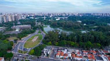 So Paulo, SP 'deki Ibirapuera Parkı' nın havadan görüntüsü. Çevredeki yerleşim yerleri. Ibirapuera Parkı 'ndaki göl.