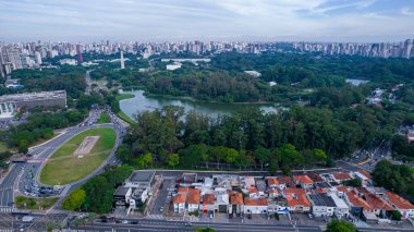 So Paulo, SP 'deki Ibirapuera Parkı' nın havadan görüntüsü. Çevredeki yerleşim yerleri. Ibirapuera Parkı 'ndaki göl.