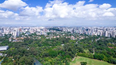 Sao Paulo, SP 'deki Ibirapuera Parkı' nın havadan görüntüsü. Çevredeki yerleşim yerleri. Ibirapuera Parkı 'ndaki göl.