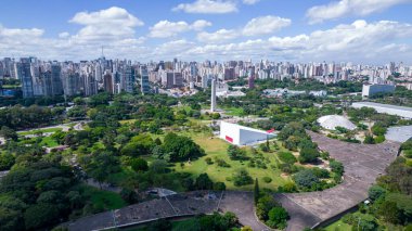 Sao Paulo, SP 'deki Ibirapuera Parkı' nın havadan görüntüsü. Çevredeki yerleşim yerleri. Ibirapuera Parkı 'ndaki göl.