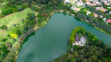 Sao Paulo, SP 'deki Ibirapuera Parkı' nın havadan görüntüsü. Çevredeki yerleşim yerleri. Ibirapuera Parkı 'ndaki göl.