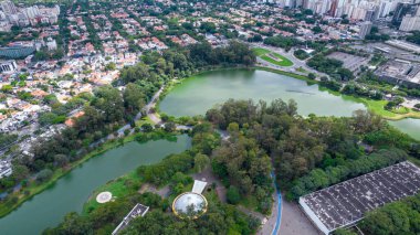 Sao Paulo, SP 'deki Ibirapuera Parkı' nın havadan görüntüsü. Çevredeki yerleşim yerleri. Ibirapuera Parkı 'ndaki göl.