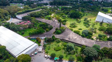 Sao Paulo, SP 'deki Ibirapuera Parkı' nın havadan görüntüsü. Çevredeki yerleşim yerleri. Ibirapuera Parkı 'ndaki göl.