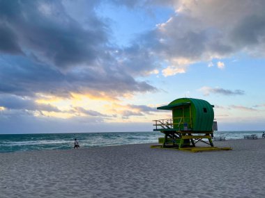 Miami Beach 'teki ikonik yeşil cankurtaran evi. Güneşin doğuşunda güzel gökyüzü.