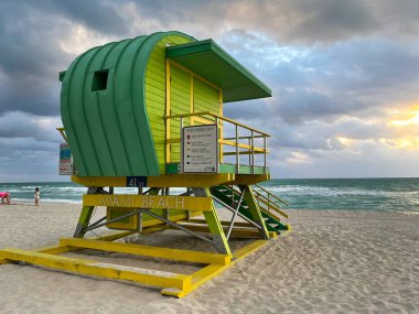 Miami Beach 'teki ikonik yeşil cankurtaran evi. Güneşin doğuşunda güzel gökyüzü.