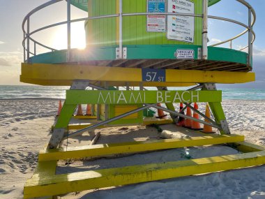 Miami Beach 'teki ikonik yeşil cankurtaran evi. Gün doğumunda güzel mavi gökyüzü..