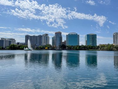Orlando, Florida şehir merkezindeki Eola Gölü Parkı. Arka planda büyük ticari binalar.
