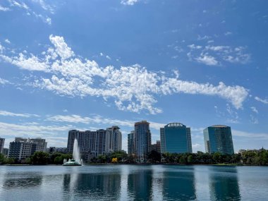 Orlando, Florida şehir merkezindeki Eola Gölü Parkı. Arka planda büyük ticari binalar.